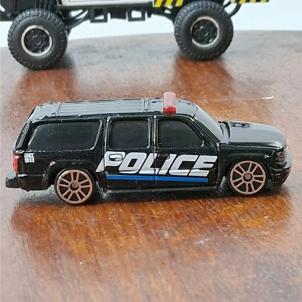 Maisto Diecast 8 Piece Car & Truck‎ Lot Garbage Pickup Trucks